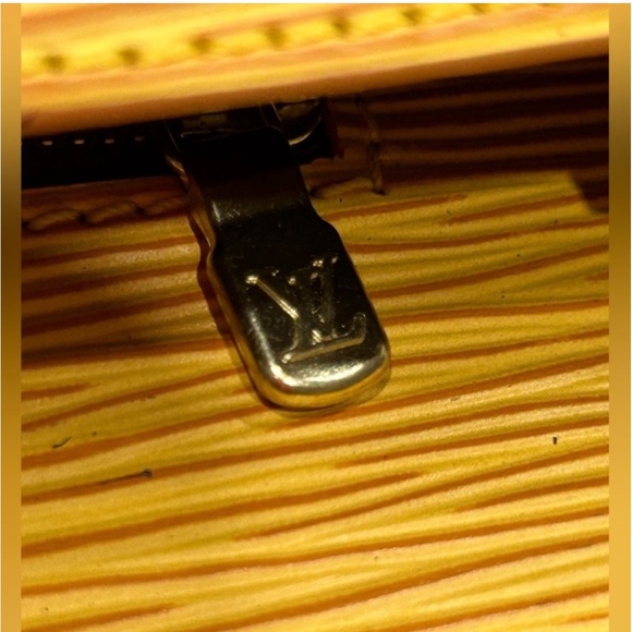 🌟HOST PICK🌟 Limited Edition Louis Vuitton Epi Leather Large Clutch Bag - Picture 11 of 16